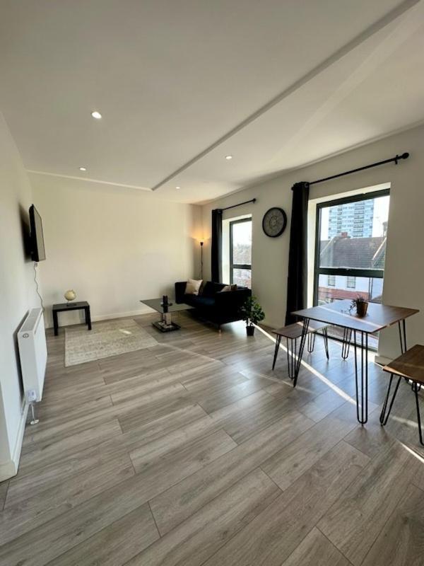 Stratford Apartment With Balcony London Kültér fotó